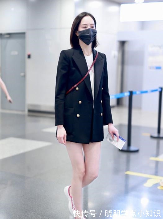 looklook 真是爱了张钧甯的身材,扮“下衣失踪”腿真细,穿平底鞋腿也挺长!