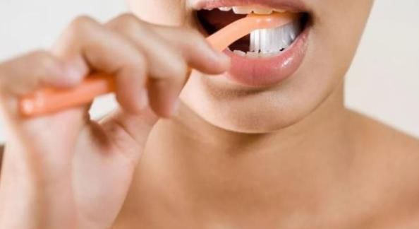 牙膏|牙膏沾了水再刷,但还是一口黄牙,改正3点,和口臭永不相见