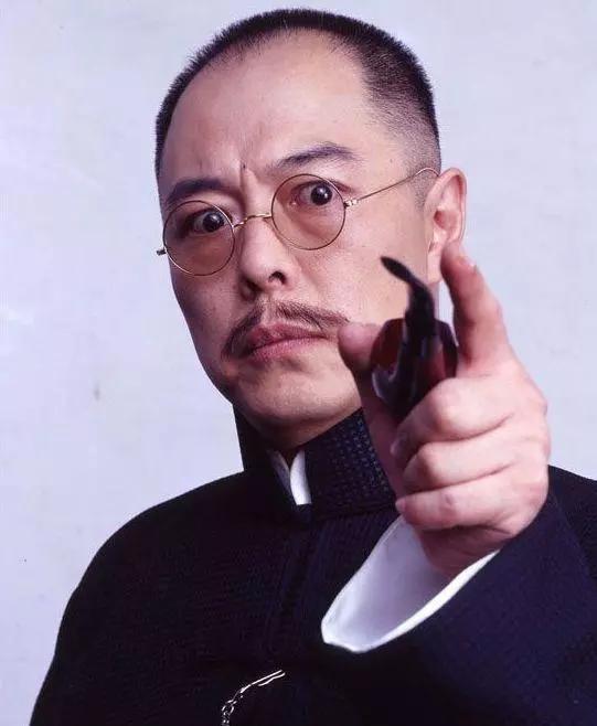 张铁林书法,有人赞传碑学正宗,有人斥“丑书”,您怎么看?