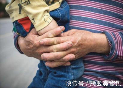 公交车|宝宝在公交车哭闹爸爸置之不理,乘客一句“抱怨”,挽救一个家庭