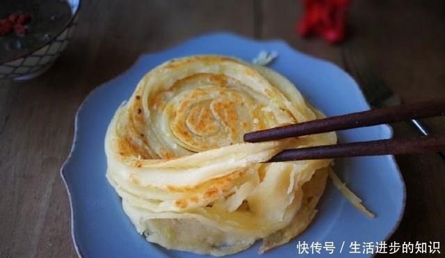 手抓饼就服这种做法,简单易学层次超多,外酥里软,满口香!