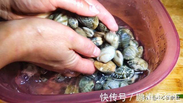 炒花蛤,最忌直接下锅就炒,教你正确做法,出锅鲜嫩无沙,不腥气