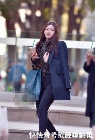 路人街拍,美女背着LV经典款式包包,真是有钱又有魅力的女生