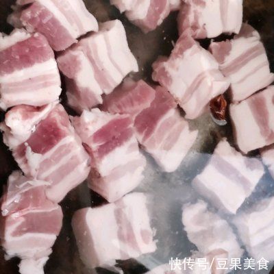 简单易做的虎皮鹌鹑蛋烧肉,让人吃了还想吃
