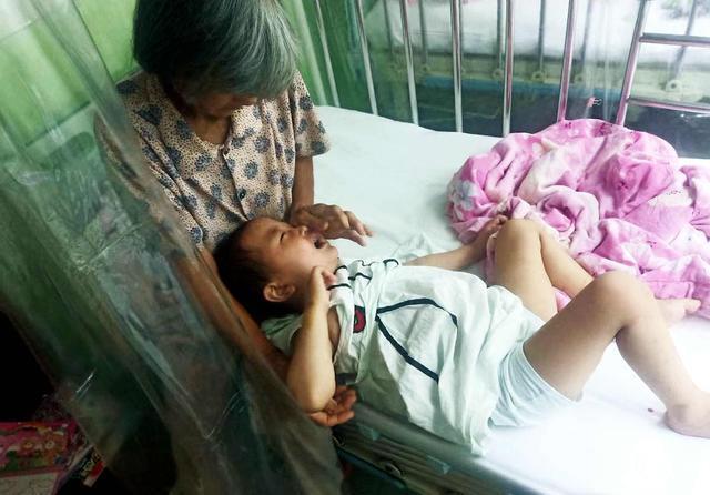 小女孩|农家小女孩得了白血病,刚治“好”就复发了,爸爸除了哭还是哭