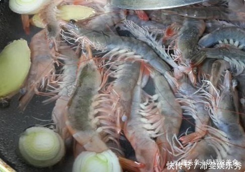 煮虾时,10人7人加错“水”!导致虾肉柴腥味重,这才是正确做法