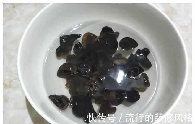 清脆|青椒炒木耳原来这么好吃！按照大厨的做法，清脆爽口真是香