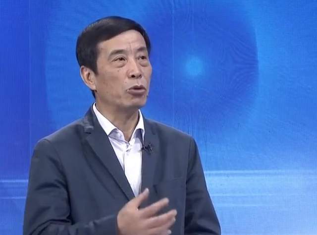 中国女足|陈戌源与越南足协座谈:跷二郎腿的“高傲”坐姿引发球迷热议!