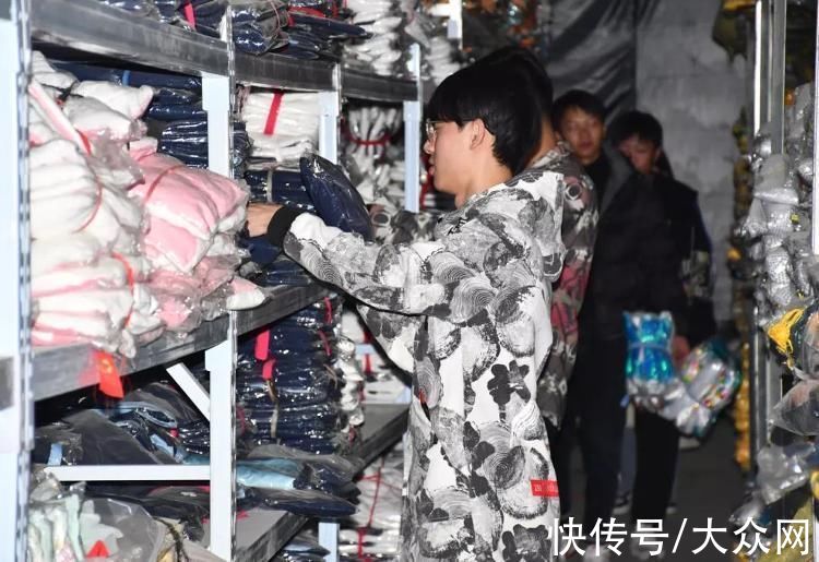 汉服|实地探访菏泽电商人的“双11”：家家户户开直播