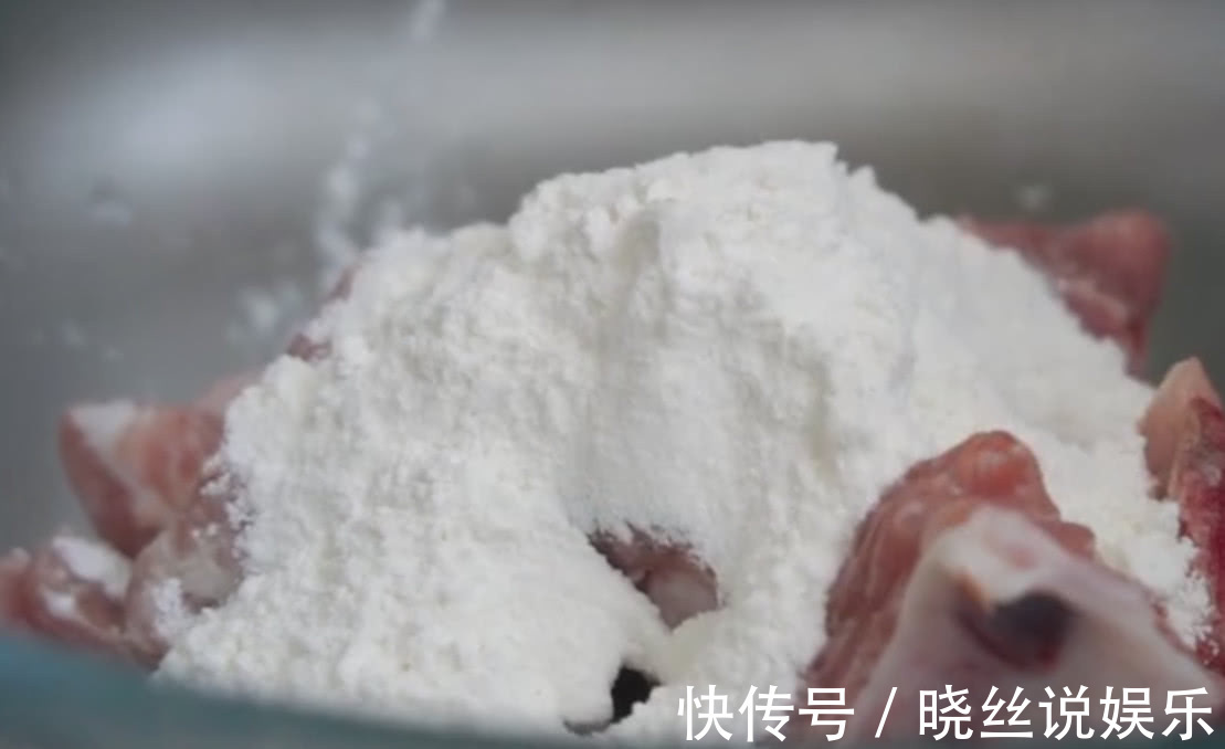 葱段|排骨不要炖土豆了，媳妇给里面倒了一碗面粉，老公不够吃了