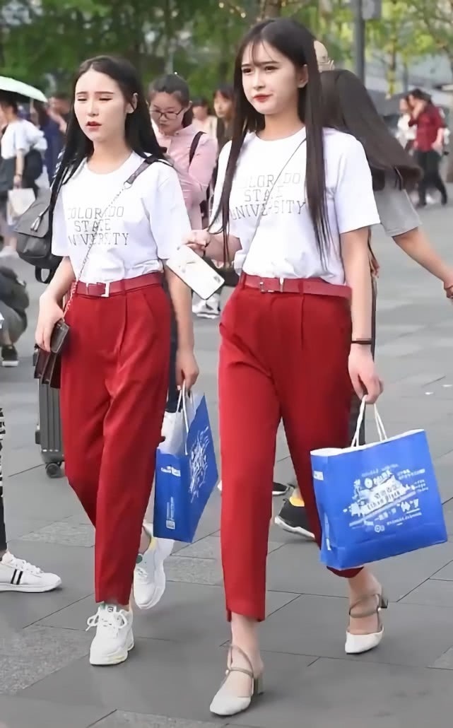 同穿|闺蜜同穿“辣椒裤”,一个初中生一个“社会人”,鞋子很重要!