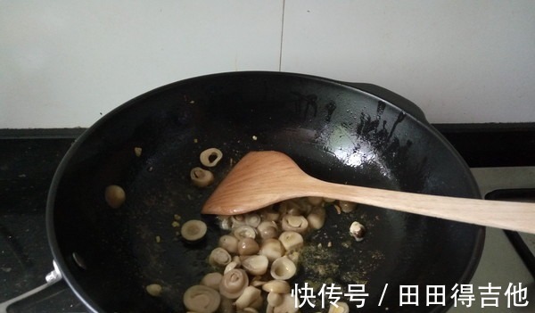 制作简单快炒，虾仁鲜滑爽脆，草菇又鲜又嫩，荤素搭配，营养丰富！