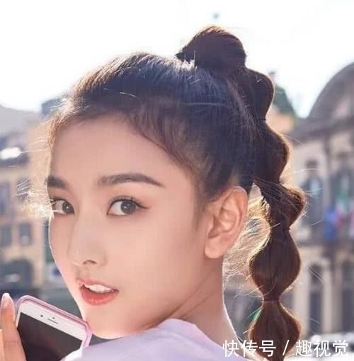 扎发|女生别再披头散发了,2020年流行这4种扎发,不挑脸型,谁扎谁美