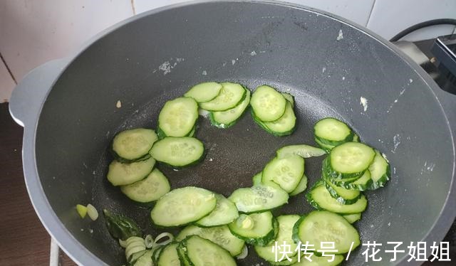 大鱼大肉吃多了,来一道清新爽口的黄瓜炒鸡蛋,5分钟就出锅!