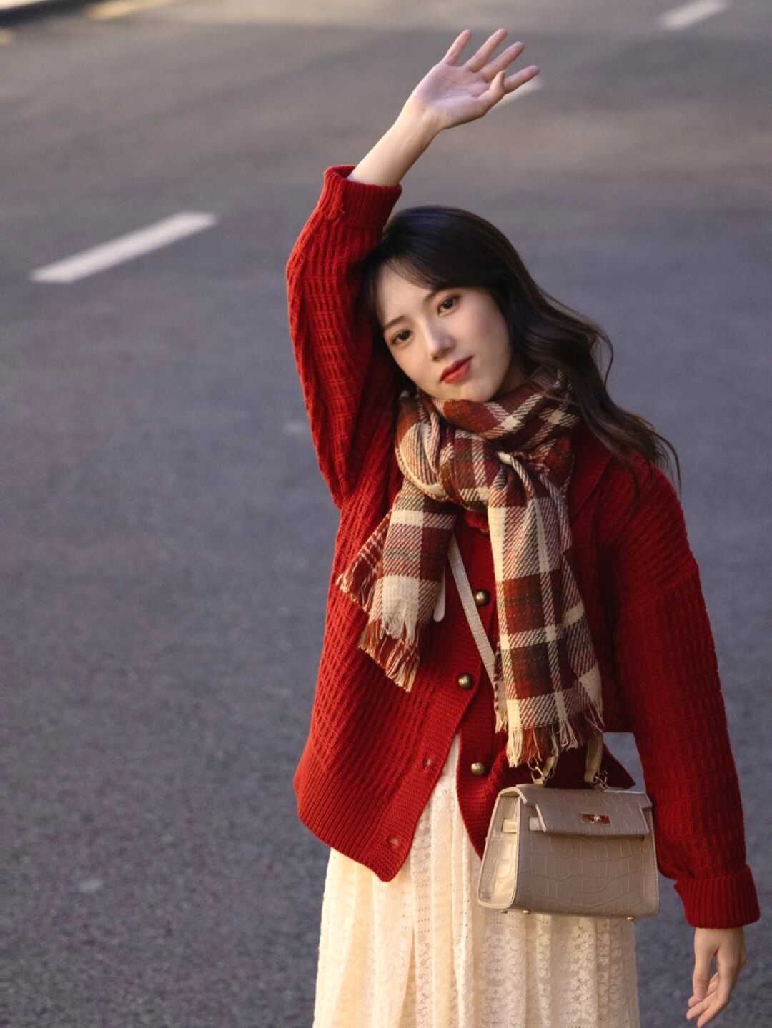 针织开衫 新年怎么穿才能个性又时髦?看看这几套穿搭,精致洋气还讨喜