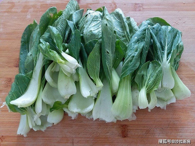 原来炒青菜也有窍门，这么炒色泽翠绿油亮，口感脆爽，简单又营养
