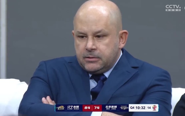 辽宁男篮|突发！雅尼斯不满吹罚被驱，翟晓川提前犯规无果，辽宁轰出一波流