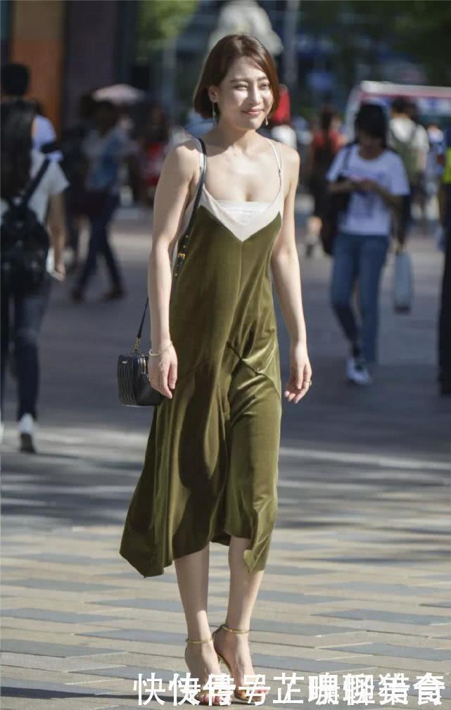 滋味|街拍:军绿色和长裙完美结合,短发小姐姐穿出既潇洒又清新的滋味