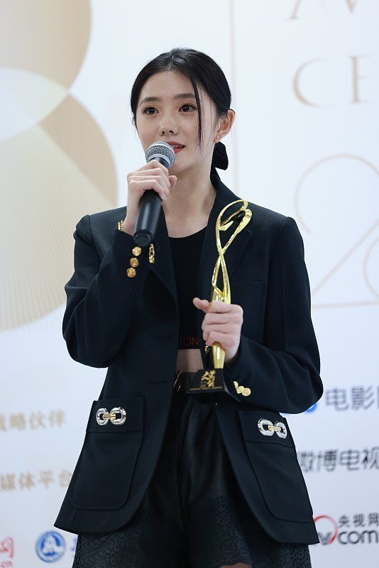 黑色服装|刘浩存生图真的挺美, 气质温婉还淑女, 穿露脐装都挺可爱的