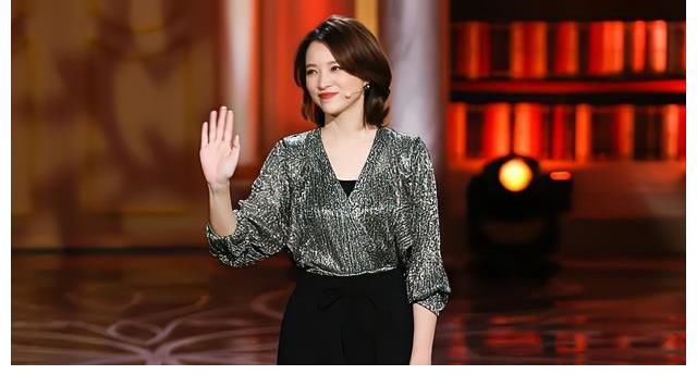 央視舉辦2022年簽約活動(dòng)，四位門面主持現(xiàn)身，不見任魯豫身影