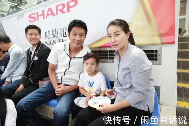 郭晶晶|郭晶晶真没阔太架子,穿“奶奶衫”出席活动,笑出月牙眼好显温柔