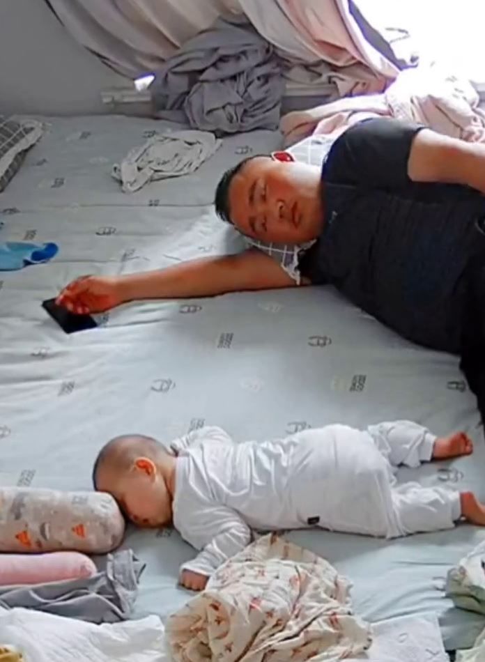 窒息|宝宝趴着睡觉，爸爸惊醒误以为窒息，翻身爬起查看情况