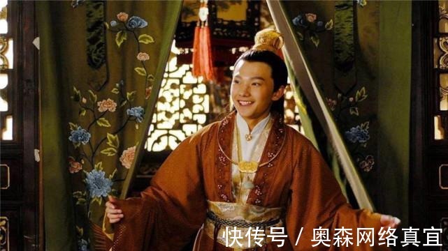 贾宝玉|贾宝玉初试云雨情,袭人为何不跑反笑?曹雪芹4字说出真实原因