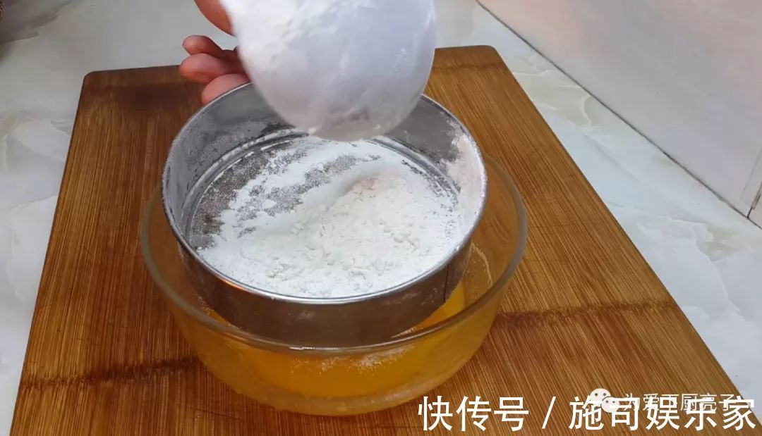 2勺面粉,1个鸡蛋,筷子搅一搅,做法比油条简单,比麻花都好吃