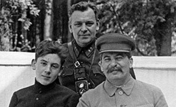 长子雅科|都说老子英雄儿好汉,苏联统帅斯大林的儿子们后来都怎么样了