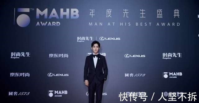 朱一龙春晚单手转球18秒,台下上厕所都在练习,表示感谢李易峰!