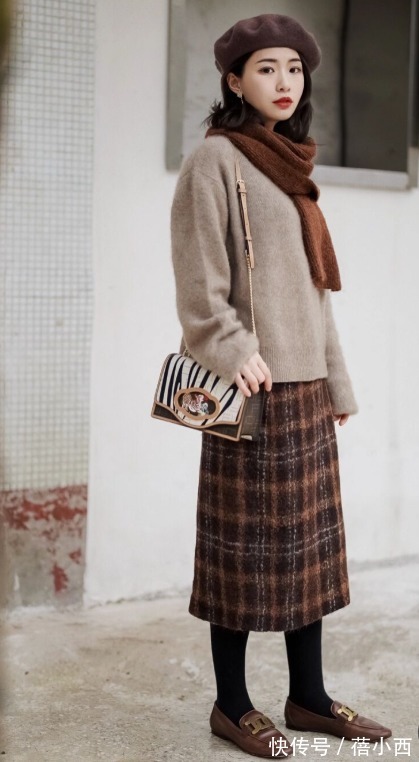 黑白配|新年如何让人眼前一亮?过膝半身裙必须安排上,优雅得体还时髦