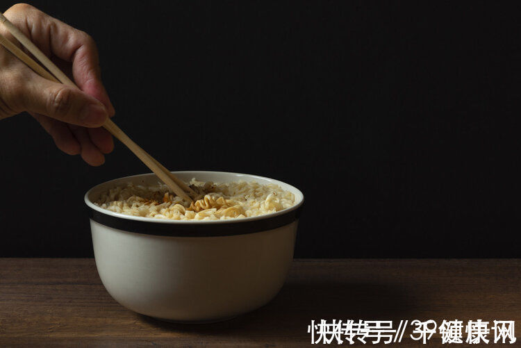 丙烯酰胺|方便面吃多了会致癌?世卫组织:真正致癌的食物是6种,尽量少碰