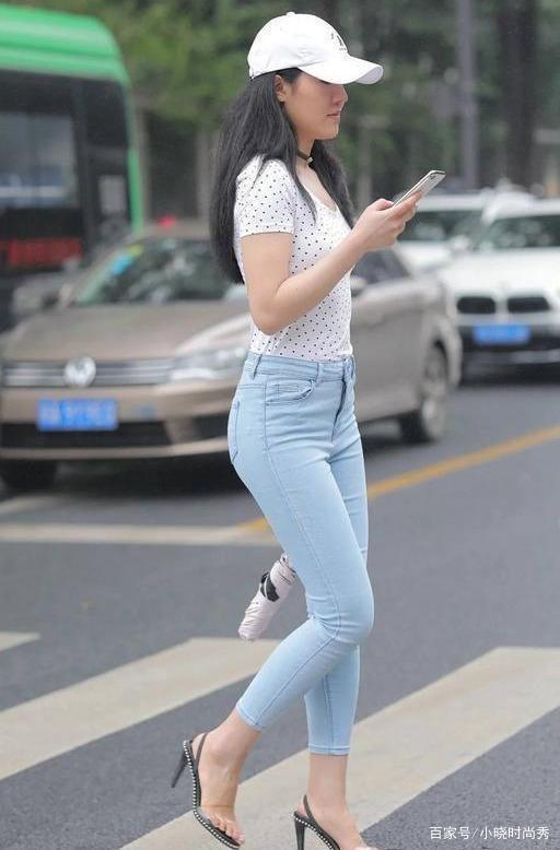 高挑的美女,与牛仔裤搭配,使你的身材更加完美