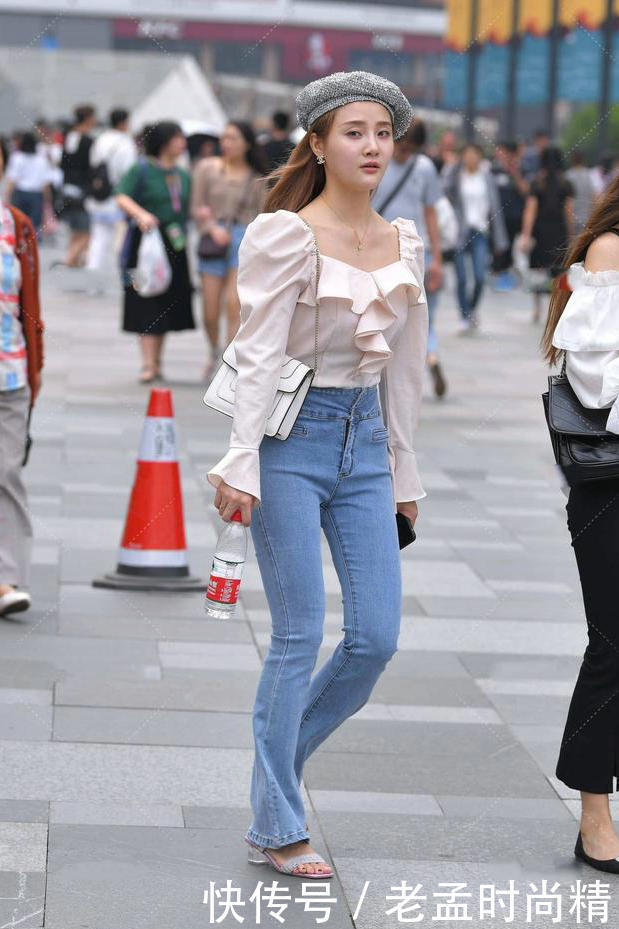 上衣|街拍:花边上衣搭配牛仔裤,让你瞬间与众不同