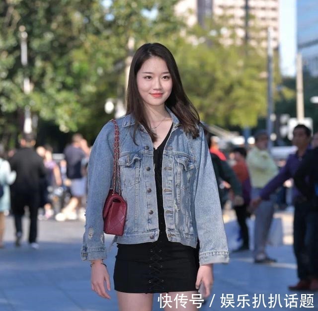 高跟鞋 修身短裙太高调,那么穿件牛仔外套就很合适!
