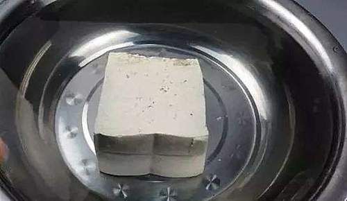 保存豆腐不要放冰箱里，教你简单方法，放一个星期依旧新鲜嫩滑