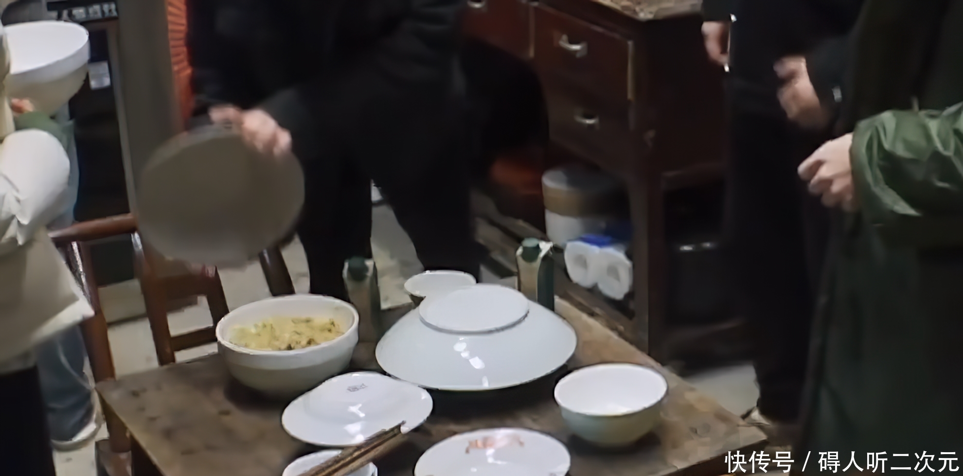 《向往6》张子枫做手拌菜,看她拿啥撒调料的?这谁能吃得下