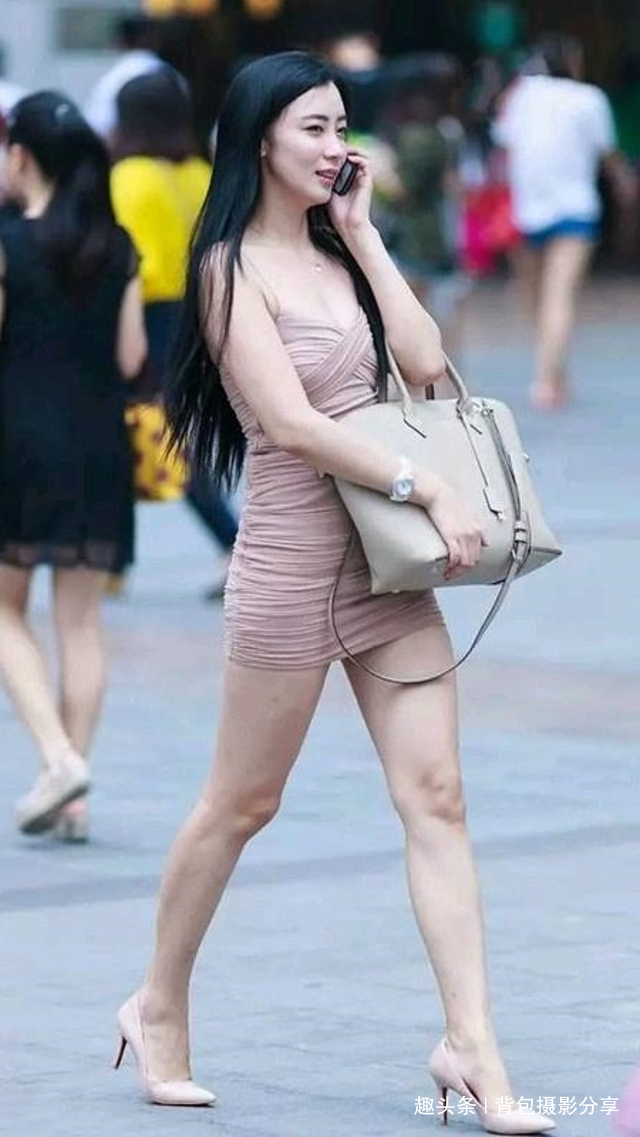 牛仔裤|路人街拍,小姐姐黑色牛仔裤搭配针织衫,充满着青春与活力的味道