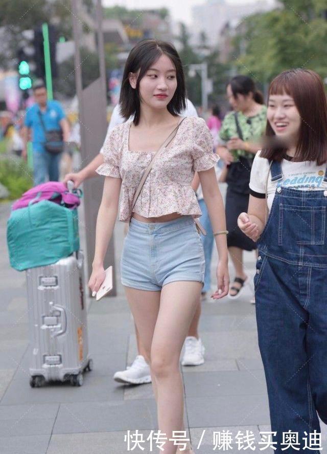 碎花上衣搭配高腰牛仔裤,修身时尚,青春靓丽