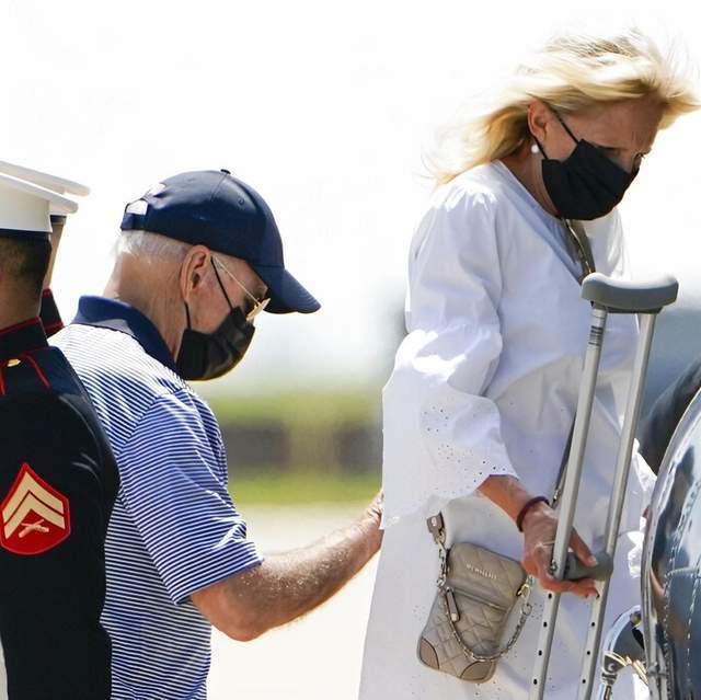 大女人|美国第一夫人终于出院,拄拐亮相走路不稳,70岁穿白裙运动鞋扮嫩