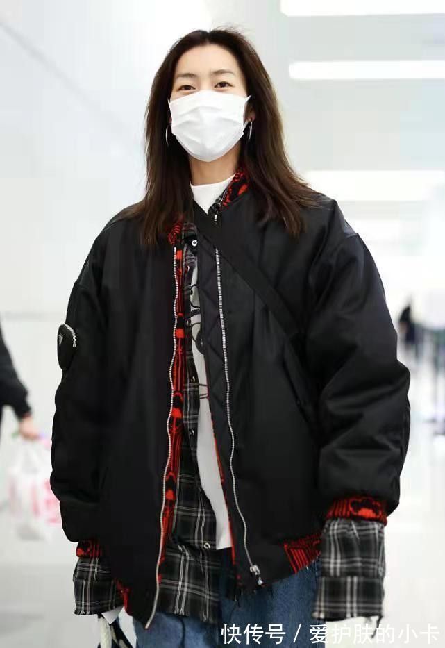 单品|超模品味不一般,刘雯基础款叠穿玩出新花样,简约又高级
