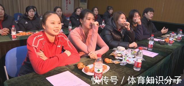 刁琳宇|女排主帅壮行会,张常宁戴婚戒出席,队长龚翔宇献花,蔡斌离苏