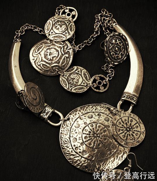 墓室!打开墓室门后,考古学家马上拨通政府电话:快派人来保护我们