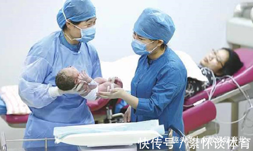 晓玲|宝宝出生长了“凤爪”,宝妈谎称孕期吃了鸡爪,却被医生当场揭穿