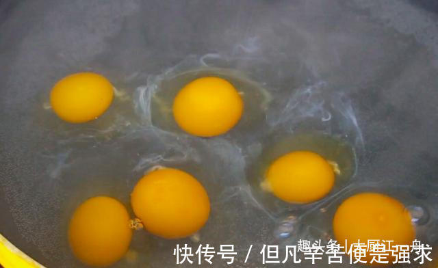 水煮荷包蛋时，为何总是散开有白沫教你2招，荷包蛋滑嫩不粘锅