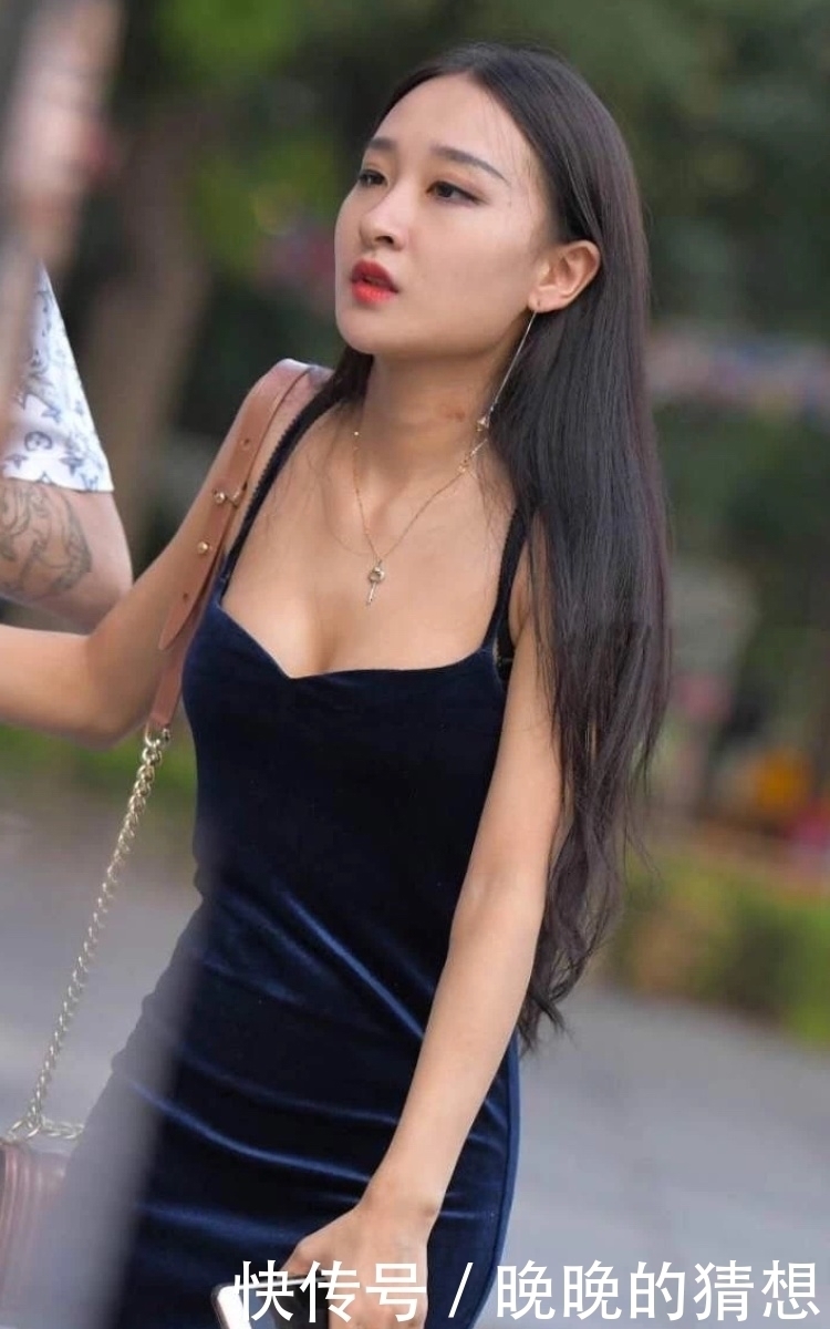 连衣|性感街拍丨丝绒连衣长裙成就了美女,还是美女衬托了这裙子?