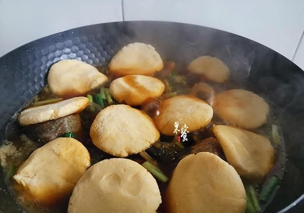 午餐这样焖了一锅美食，有菜有饼，咸鲜味美，家人连说做得太少