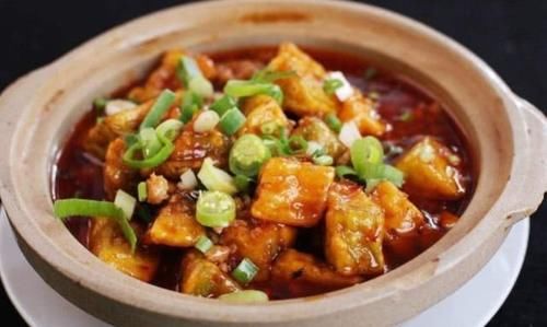 炒茄子时，不要直接下锅炒，忘了这一步，炒出的茄子很油腻