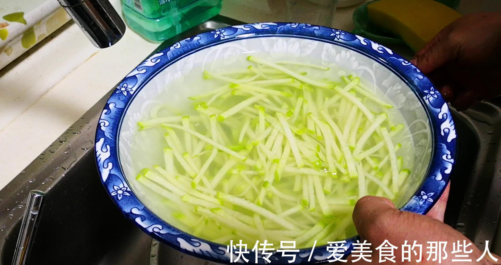 天冷了,多给家人做这汤,汤汁浓白营养足,热乎乎一大锅,太香了