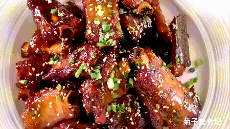手指|酸甜可口的糖醋排骨,小火炒糖色,好吃到舔手指